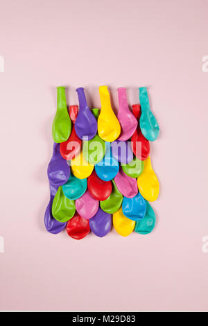 Bunte Luftballons deflationiert mit einem japanischen Muster Welle oder fischschuppen zu vertreten. Minimale lustigen und schrägen Pop still life Fotografie Stockfoto