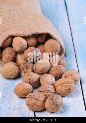 Walnüsse auf hölzernen Tisch in der Küche. Stockfoto