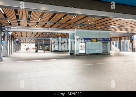 Leerer öffentlicher Bahnhofshalle auf Gehweg überqueren Lesung Bahnhof, Reading, Berkshire, England, GB, UK Stockfoto