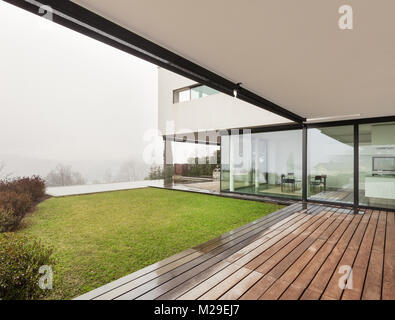 Architektur, schöner Innenbereich einer modernen Villa, Blick von der Veranda Stockfoto