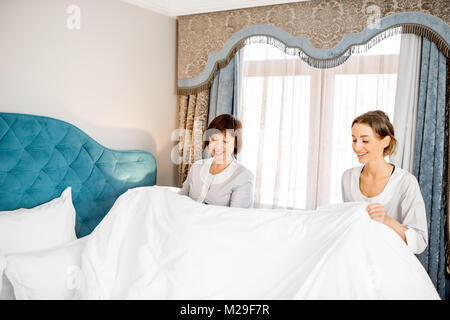 Senior Zimmermädchen im Hotel Zimmer Stockfoto