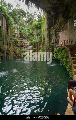 Touristen im Ikil Cenote schwimmen auf der Yukatan-Halbinsel in Mexiko Stockfoto