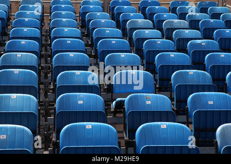 Blauen Sitzreihen vor einem Konzert. Publikum sitzen. Stockfoto