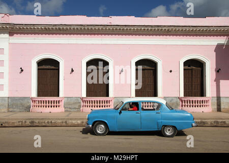 REMEDIOS, Kuba - 20. Februar: Klassische amerikanische Auto in der Straße am 20. Februar 2011 in Remedios, Kuba. Die Vielzahl der Oldtimer Autos in Kuba ist die Stockfoto