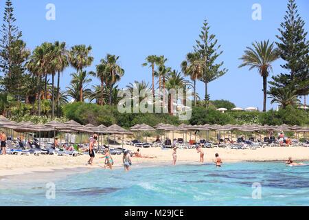 NISSI BEACH, Zypern - 16. MAI 2014: Menschen bei Nissi Beach entspannen Sie in Zypern. Tourismus macht etwa 10 Prozent der Zypern-Budget mit 2,4 Millionen jährlichen arr Stockfoto