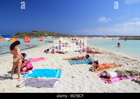 NISSI BEACH, Zypern - 16. MAI 2014: Menschen bei Nissi Beach entspannen Sie in Zypern. Tourismus macht etwa 10 Prozent der Zypern-Budget mit 2,4 Millionen jährlichen arr Stockfoto