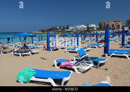 PROTARAS, Zypern - 17. MAI 2014: Menschen bei Fig Tree Bay in Protaras, Zypern entspannen. Tourismus macht etwa 10 Prozent der Zypern-Budget mit 2,4 Millionen ein Stockfoto