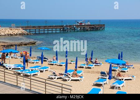 PROTARAS, Zypern - 17. MAI 2014: Menschen bei Sunrise Beach in Protaras, Zypern entspannen. Tourismus macht etwa 10 Prozent der Zypern-Budget mit 2,4 Millionen a Stockfoto