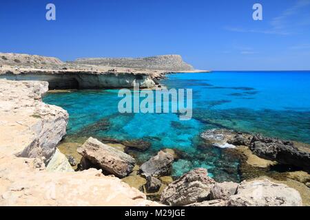 Zypern - Mittelmeerküste. Meer Höhlen in der Nähe von Ayia Napa. Stockfoto