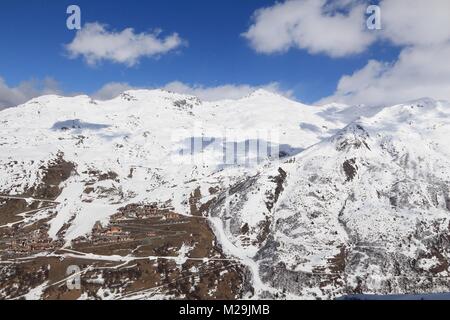 Snowy Mountains und Skilifte in Alpen in Frankreich. Galibier-Thabor ski Station in Valmeinier und Valloire. Massif des Cerces Bergkette in Savoie Stockfoto