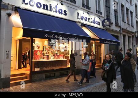 Brüssel, Belgien - 19 November, 2016: Menschen laufen durch die Belgische Schokolade speichern Leonidas in Brüssel. Es gibt über 2.000 Chocolatiers in Belgien. Stockfoto