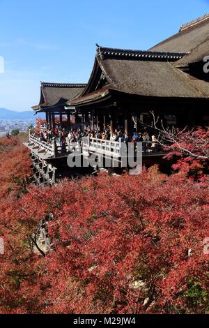 KYOTO, Japan - 26 November, 2016: die Menschen besuchen Kiyomizu-dera Tempel in Kyoto, Japan. Kyoto hat 17 UNESCO-Welterbestätten. Stockfoto