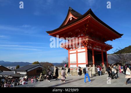 KYOTO, Japan - 26 November, 2016: die Menschen besuchen Kiyomizu-dera Tempel in Kyoto, Japan. Kyoto hat 17 UNESCO-Welterbestätten. Stockfoto