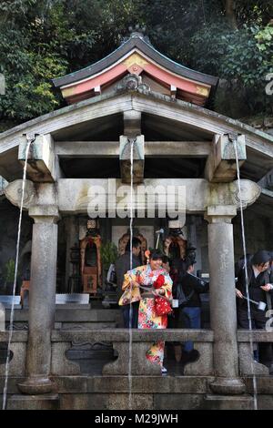 KYOTO, Japan - 26 November, 2016: die Menschen besuchen Otowa Wasserfall am Kiyomizu-dera Tempel in Kyoto, Japan. Jeder der 3 Ströme bringt andere Wirkung: Stockfoto