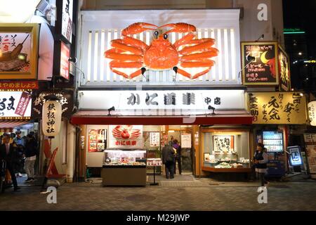 OSAKA, Japan, November 21, 2016: die Menschen besuchen Dotonbori Street in Osaka, Japan. Dotonbori ist das Vergnügungsviertel von Osaka. Stockfoto