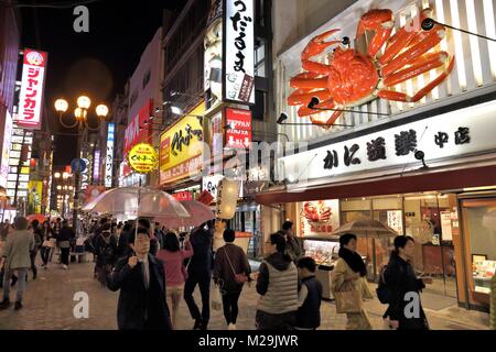 OSAKA, Japan, November 21, 2016: die Menschen besuchen Dotonbori Street in Osaka, Japan. Dotonbori ist das Vergnügungsviertel von Osaka. Stockfoto