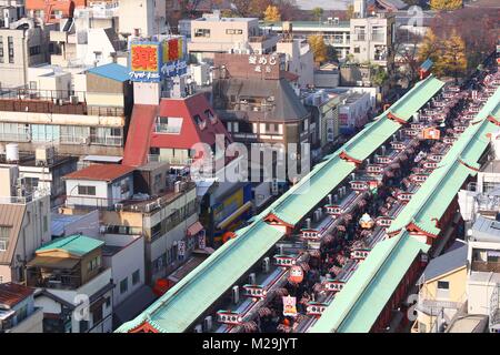 Tokio, Japan - Dezember 4, 2016: die Menschen besuchen Nakamise Souvenir shop Street von Asakusa in Tokio, Japan. Tokyo ist die Hauptstadt von Japan. 37,8 Milli Stockfoto