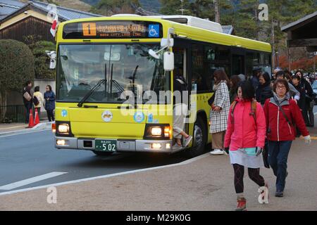 NARA, Japan - 23. NOVEMBER 2016: Passagiere den Bus der Stadt Nara Loop Line in Japan. Nara ist eine ehemalige Hauptstadt von Japan und derzeit ein Uneso Stockfoto