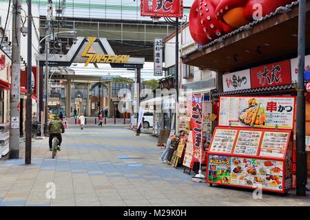 OSAKA, Japan - 23 November, 2016: die Menschen besuchen Shinsekai Nachbarschaft in Minami von Osaka, Japan. Osaka gehört zur 2. größte Metropolregion o Stockfoto