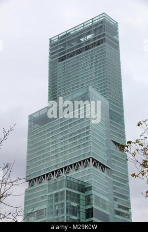 OSAKA, Japan - 23. NOVEMBER 2016: Abeno Harukas Wolkenkratzer in Osaka, Japan. Mit 300 m ist es das höchste Gebäude in Japan (ab 2016). Stockfoto