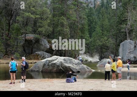 YOSEMITE, USA - 11. APRIL 2014: die Menschen besuchen den Yosemite National Park, Kalifornien. Der Park hatte 3,853,404 Besucher im Jahr 2012. Stockfoto