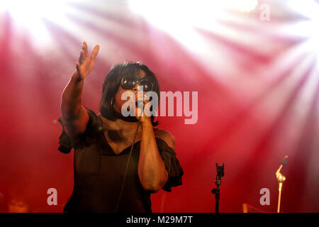Mica Paris führt auf der Bühne im Cornbury Music Festival 2017 mit Sonnenbrille mit Rauch- und farbige Beleuchtung [Credit: Andy Trevaskis] Stockfoto