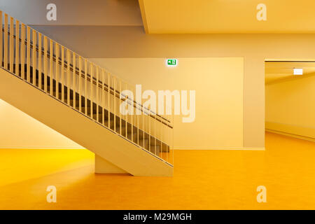 Moderne öffentliche Schule, Treppe Stockfoto