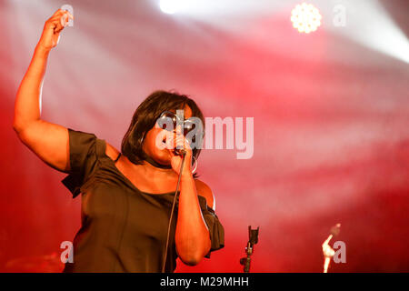 Mica Paris führt auf der Bühne im Cornbury Music Festival 2017 mit Sonnenbrille mit Rauch- und farbige Beleuchtung [Credit: Andy Trevaskis] Stockfoto