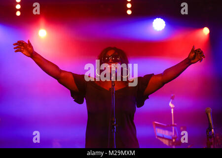 Mica Paris führt auf der Bühne im Cornbury Music Festival 2017 mit Sonnenbrille mit Rauch- und farbige Beleuchtung [Credit: Andy Trevaskis] Stockfoto