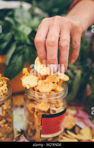 Bauernmarkt. Frische Produkte: Gemüse, Beeren, wilden Blumen. Ältere Menschen Lebensmittel kaufen. Skalen, Kisten, Boxen. Vilnius, Litauen. Stockfoto