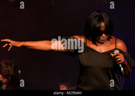 Mica Paris führt auf der Bühne im Cornbury Music Festival 2017 mit Sonnenbrille mit Rauch- und farbige Beleuchtung [Credit: Andy Trevaskis] Stockfoto
