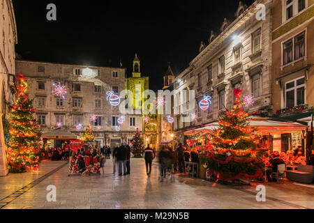 Weihnachtsbeleuchtung und Dekoration in Narodni Trg Platz, Split, Dalmatien, Kroatien Stockfoto