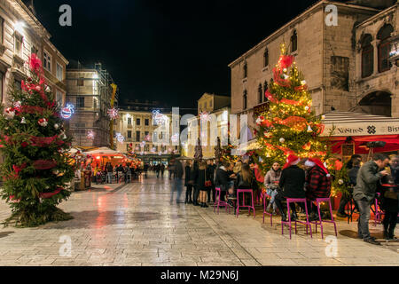 Weihnachtsbeleuchtung und Dekoration in Narodni Trg Platz, Split, Dalmatien, Kroatien Stockfoto