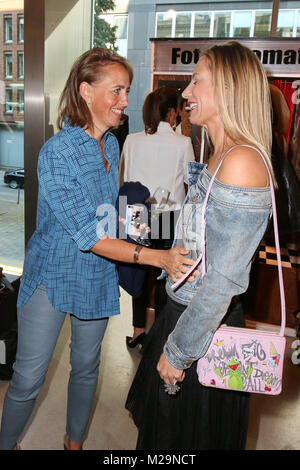 Kathrin Bruss (Petra Teufel) mit Jonica Jahr, Gala VIP-Fashion Night bei Petra Teufel in den Hohen Bleichen, Hamburg, 20.05.2015 Stockfoto