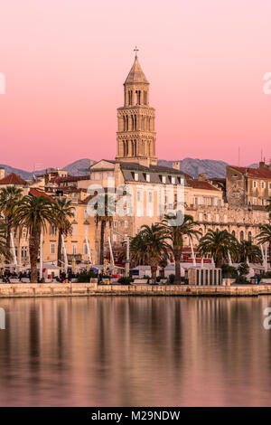 Waterfront mit Kathedrale des Heiligen Domnius im Hintergrund bei Sonnenuntergang, Split, Dalmatien, Kroatien Stockfoto