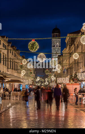 Stradun Fußgängerzone mit Weihnachtsbeleuchtung und Dekoration, Dubrovnik, Kroatien geschmückt Stockfoto