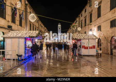 Stradun Fußgängerzone mit Weihnachtsbeleuchtung und Dekoration, Dubrovnik, Kroatien geschmückt Stockfoto