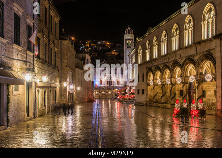 Nacht der Rektorenpalast geschmückt mit Weihnachtsbeleuchtung und Dekoration und dahinter der Sponzapalast, Dubrovnik, Kroatien Stockfoto