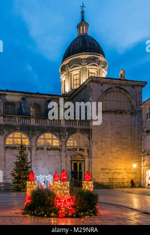 Kathedrale der Himmelfahrt der Jungfrau Maria geschmückt mit Weihnachtsbeleuchtung und Weihnachtsbaum, Dubrovnik, Kroatien Stockfoto