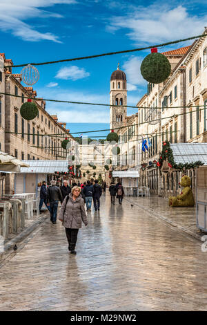 Stradun Fußgängerzone mit Weihnachtsschmuck, Dubrovnik, Kroatien Stockfoto