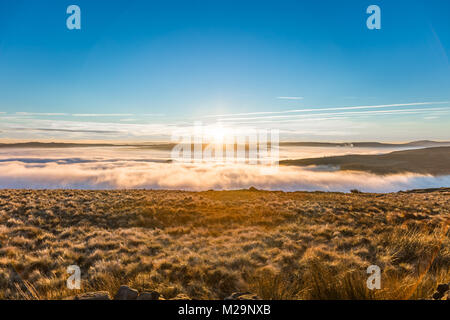 Fantastische Aussicht an einem nebligen und sonnigen Tag im District National Park. Die berggipfel sind sichtbar durch den Nebel, der über den Horizont erweitert. Stockfoto