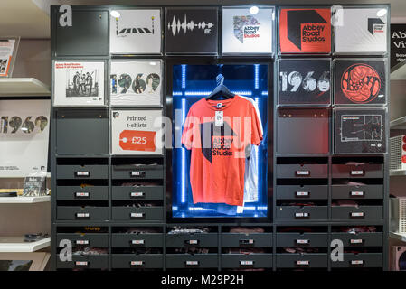 Die Abbey Road Shop Verkauf von verschiedenen bzgl. Musik Geschenke, einschließlich T-Shirts. Stockfoto