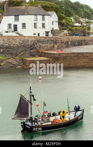 PORTHLEVEN, CORNWALL - 08. JUNI 2009: Funktionierende Schleppnetzfischerei im Regen außerhalb des Hafens von Porthleven Stockfoto