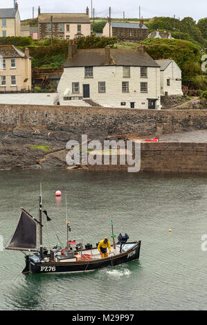 PORTHLEVEN, CORNWALL - 08. JUNI 2009: Funktionierende Schleppnetzfischerei im Regen außerhalb des Hafens von Porthleven Stockfoto