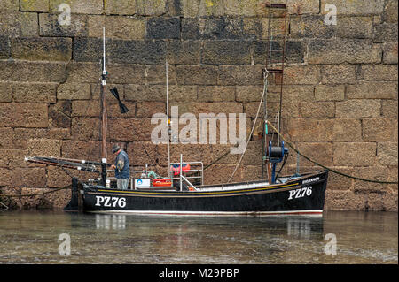 PORTHLEVEN, CORNWALL - 08. JUNI 2009: Kleine Trawler im Hafen Stockfoto