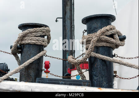 PENZANCE, CORNWALL - 08. JUNI 2009: Anlegeseile und Anlegeposten auf dem Schiff Stockfoto