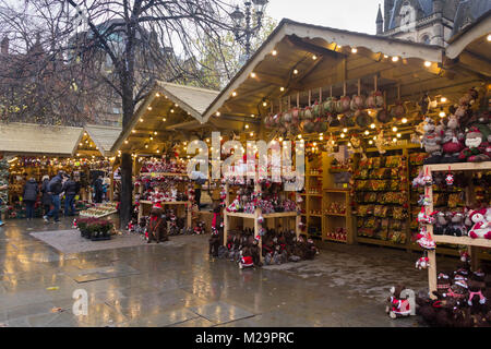 Vor dem Manchester Weihnachtsmarkt Rush: Manchester Weihnachtsmarkt in Albert Platz, sehr ruhig auf einem nassen am späten Mittwoch Nachmittag im November. Stockfoto