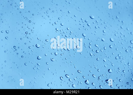 Wassertropfen Hintergrund auf ein Fenster Stockfoto