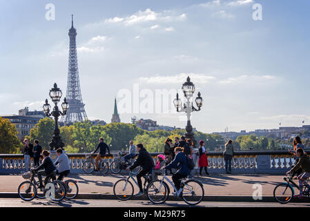 Menschen auf Fahrräder und Fußgänger geniessen einen autofreien Tag auf Alexandre III Brücke in Paris, Frankreich Stockfoto