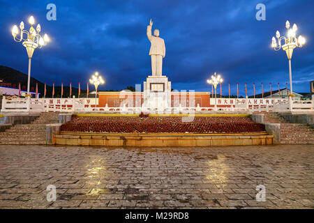 Lijiang, China - 22. September 2017: Mao Tse Tung Statue in der roten Sonne Quadrat in der Nacht. Stockfoto